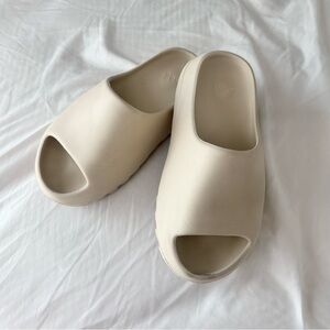Yeezy slides in bone 🦴